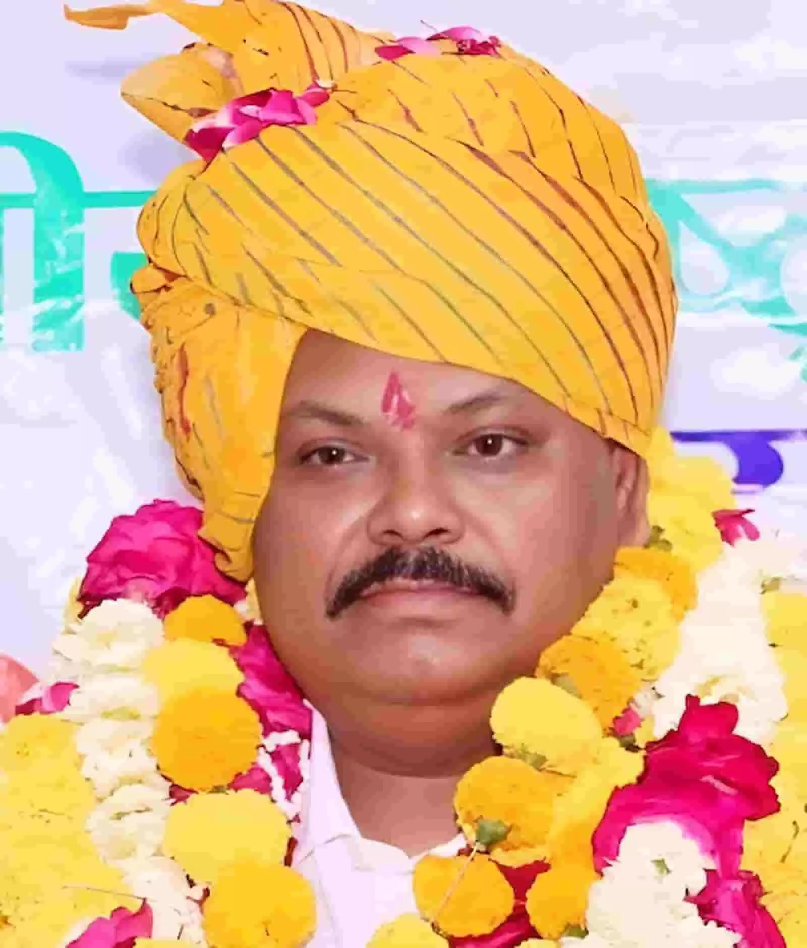 पीली पगड़ी और फूल माला पहने भारतीय राष्ट्रीय किसान महासभा अध्यक्ष मनोज दुबे की तस्वीर। पीली पगड़ी और फूल माला पहने भारतीय राष्ट्रीय किसान महासभा अध्यक्ष मनोज दुबे की तस्वीर।