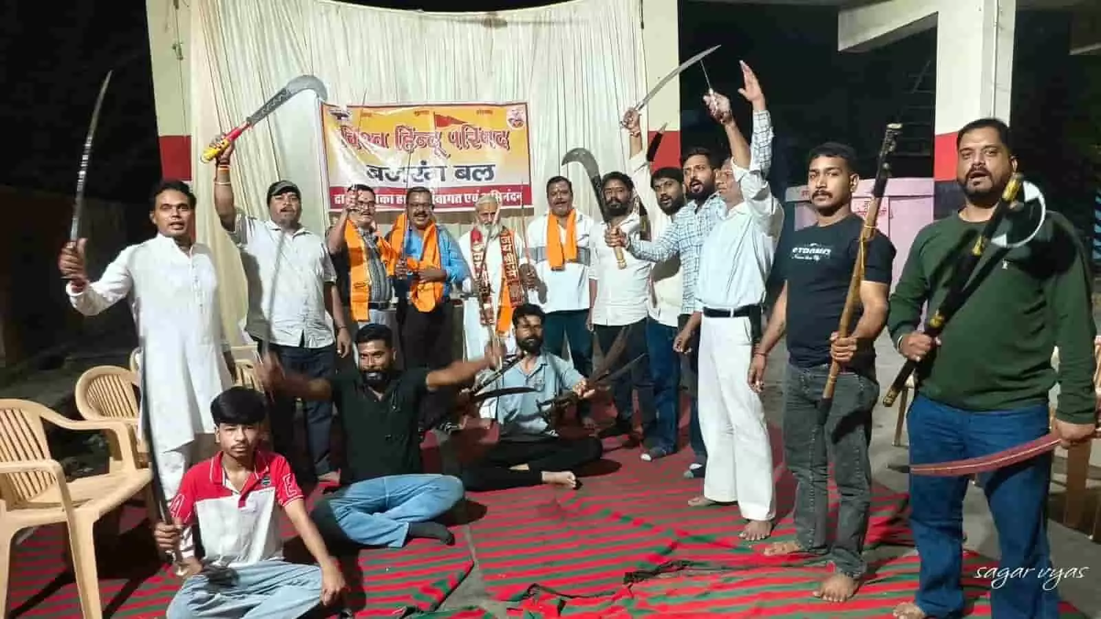 तस्वीर में चित्तौड़गढ़ में शस्त्र पूजन कार्यक्रम के दौरान हाथों में शस्त्र लहराते बजरंग दल कार्यकर्ता दिख रहे हैं। तस्वीर में चित्तौड़गढ़ में शस्त्र पूजन कार्यक्रम के दौरान हाथों में शस्त्र लहराते बजरंग दल कार्यकर्ता दिख रहे हैं।
