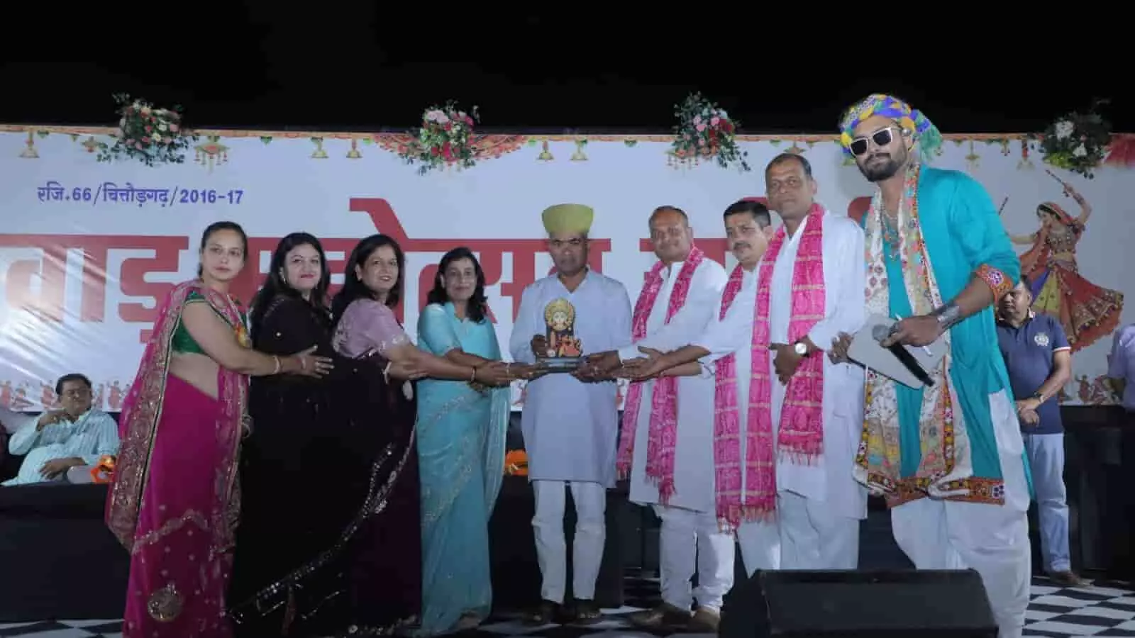 तस्वीर में मंचासीन अतिथि और आयोजक चित्तौड़गढ़ डांडिया महोत्सव के दौरान प्रतीक चिह्न भेंट करते हुए दिख रहे हैं। तस्वीर में मंचासीन अतिथि और आयोजक चित्तौड़गढ़ डांडिया महोत्सव के दौरान प्रतीक चिह्न भेंट करते हुए दिख रहे हैं।