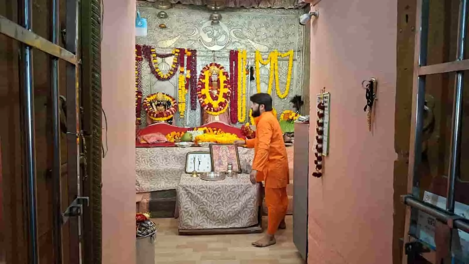 मंदिर के गर्भगृह में पुजारी देवी प्रतिमा की पूजा और विशेष श्रृंगार करते हुए दिख रहे हैं। मंदिर के गर्भगृह में पुजारी देवी प्रतिमा की पूजा और विशेष श्रृंगार करते हुए दिख रहे हैं।