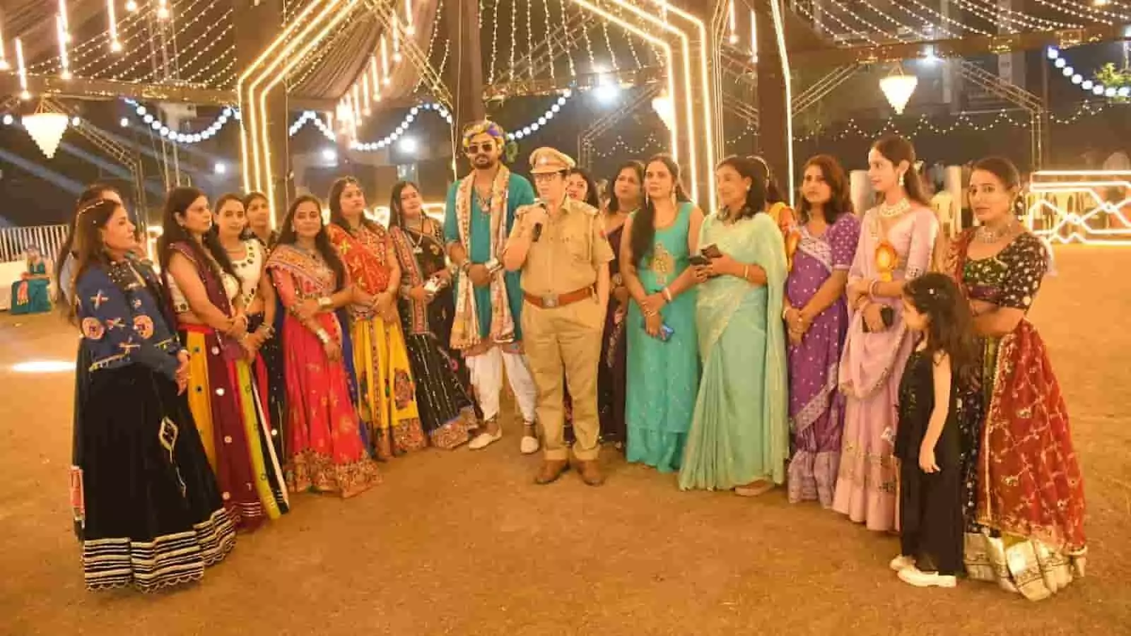 चित्तौड़गढ़ के गरबा पांडाल में उपस्थित महिलाओं को संबोधित करती पुलिस अधिकारी। चित्तौड़गढ़ के गरबा पांडाल में उपस्थित महिलाओं को संबोधित करती पुलिस अधिकारी।