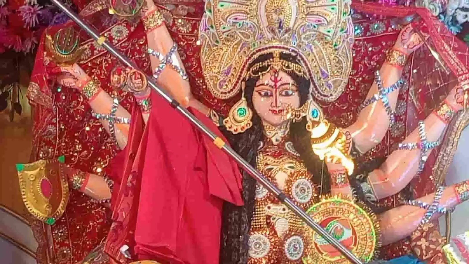 तस्वीर में जगदीशपुर के पूजा पंडाल में स्थापित मां जगदम्बा की भव्य प्रतिमा दिख रही है। तस्वीर में जगदीशपुर के पूजा पंडाल में स्थापित मां जगदम्बा की भव्य प्रतिमा दिख रही है।