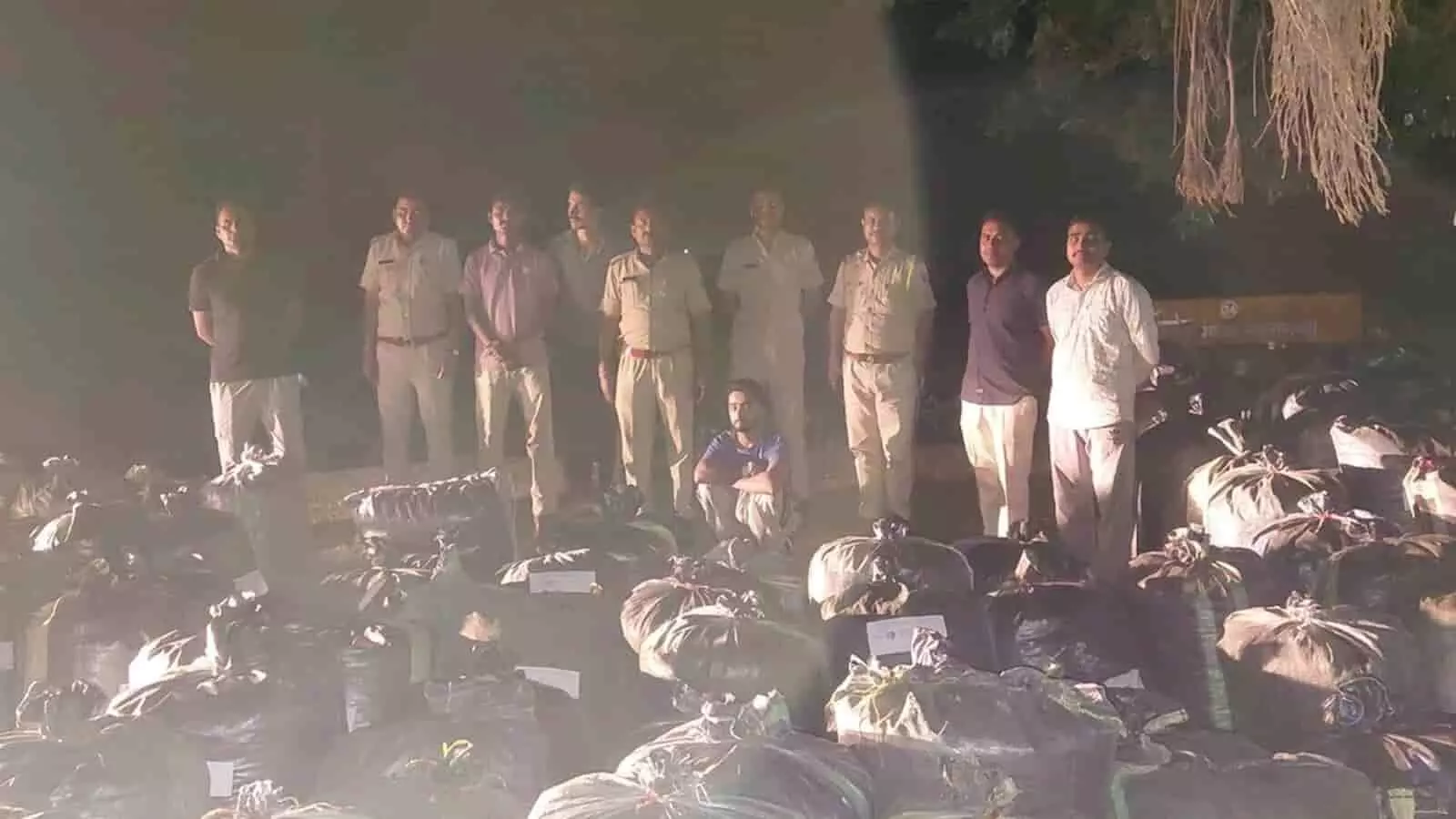 तस्वीर में सिरोही पुलिस और जब्त डोडा पोस्त के कट्टे नजर आ रहे हैं। तस्वीर में सिरोही पुलिस और जब्त डोडा पोस्त के कट्टे नजर आ रहे हैं।