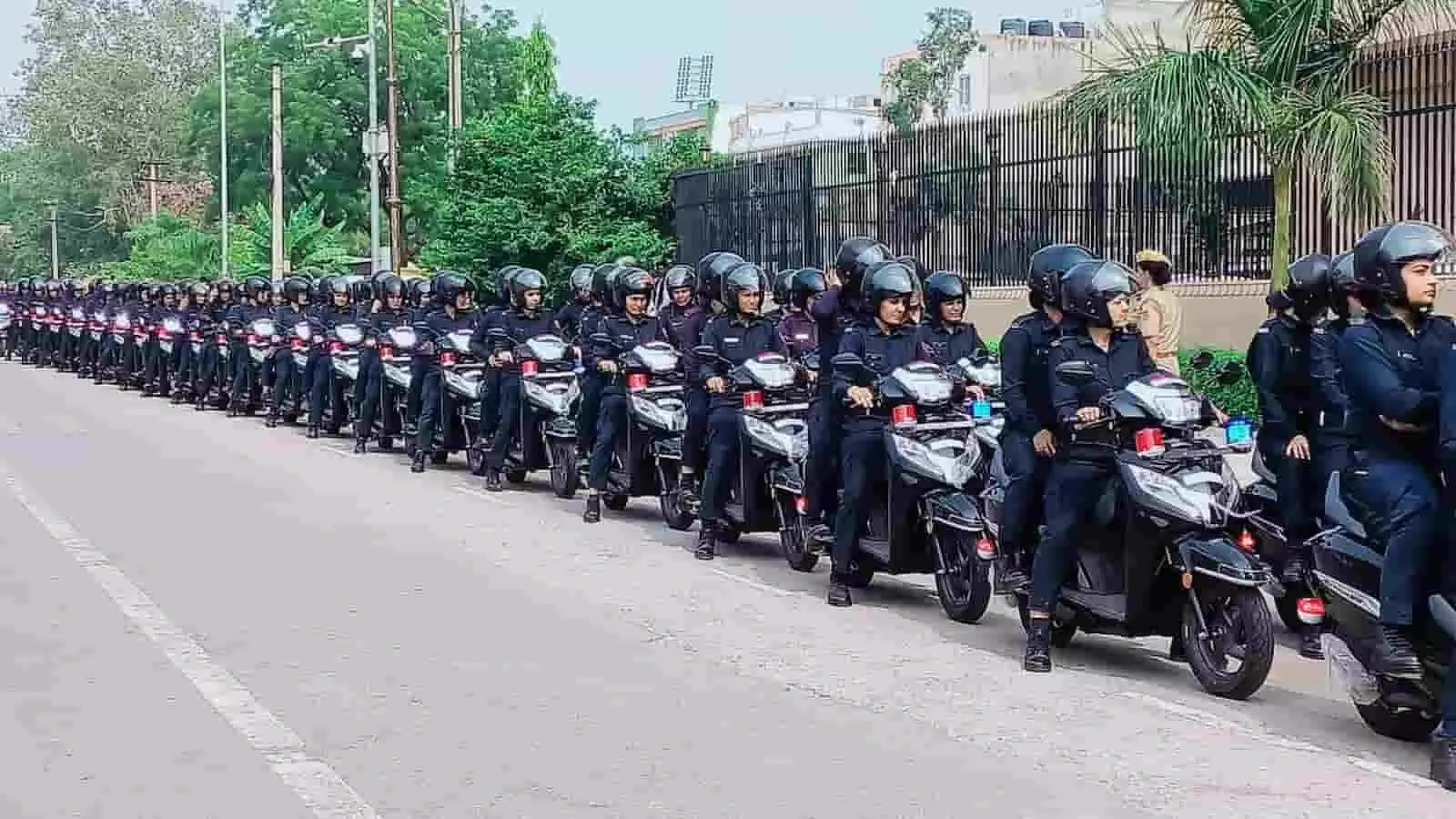 तस्वीर में दोपहिया वाहनों पर सवार कालिका पेट्रोलिंग यूनिट की महिला पुलिसकर्मी जयपुर की सड़क पर दिख रही हैं। तस्वीर में दोपहिया वाहनों पर सवार कालिका पेट्रोलिंग यूनिट की महिला पुलिसकर्मी जयपुर की सड़क पर दिख रही हैं।