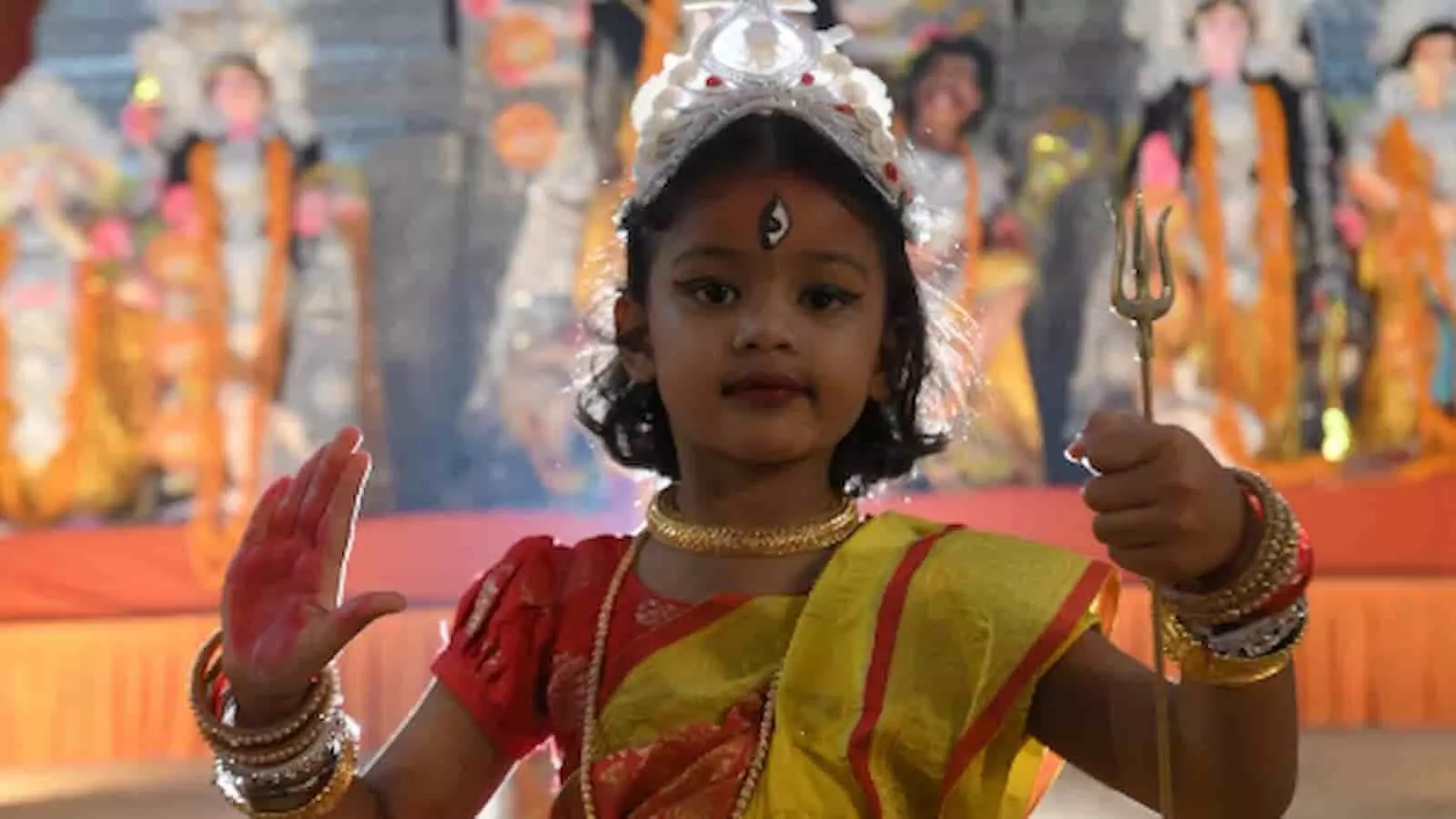 जयपुर में दुर्गा पूजा पंडाल के सामने पारंपरिक पोशाक में सांस्कृतिक प्रस्तुति देती एक छोटी बच्ची। जयपुर में दुर्गा पूजा पंडाल के सामने पारंपरिक पोशाक में सांस्कृतिक प्रस्तुति देती एक छोटी बच्ची।