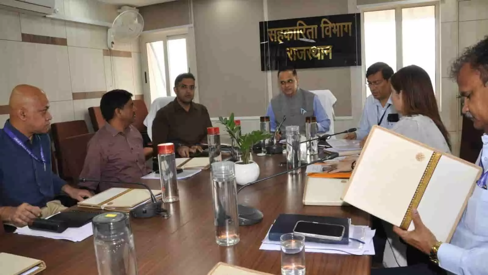 तस्वीर में जयपुर के सहकारिता विभाग सभागार में अधिकारी बैठक करते दिख रहे हैं। तस्वीर में जयपुर के सहकारिता विभाग सभागार में अधिकारी बैठक करते दिख रहे हैं।