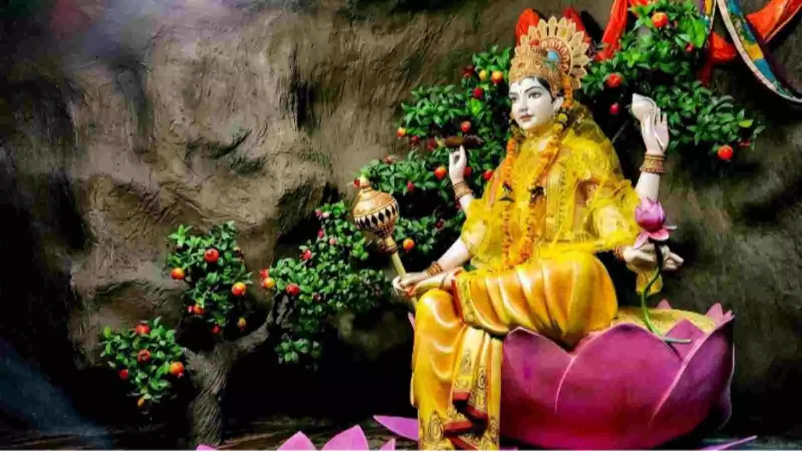 कमल पुष्प पर बैठी मां सिद्धिदात्री की प्रतिमा शारदीय नवरात्रि के नौवें दिन| कमल पुष्प पर बैठी मां सिद्धिदात्री की प्रतिमा शारदीय नवरात्रि के नौवें दिन|