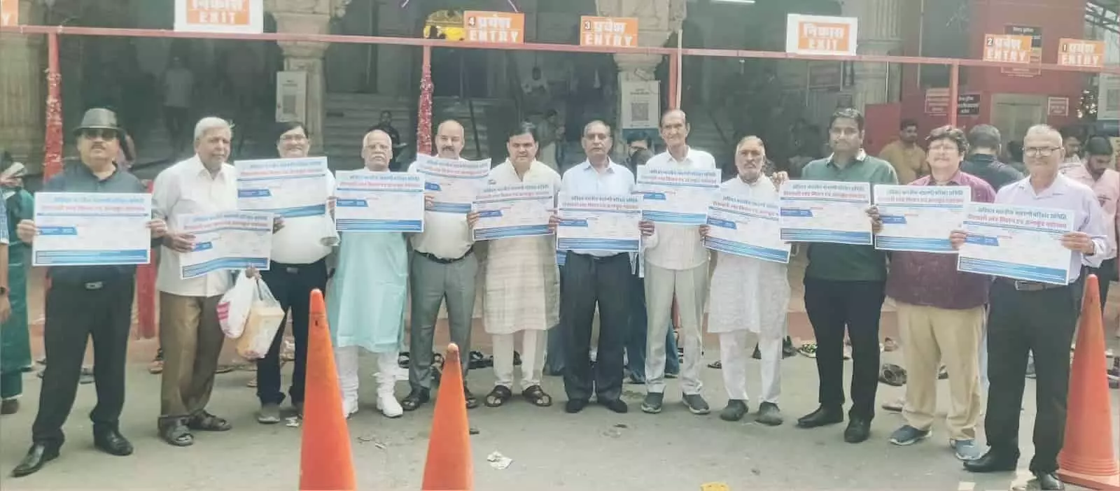 तस्वीर में हाथों में पोस्टर और पंफलेट लिए खड़े लोग अभियान की जानकारी प्रस्तुत करते हुए दिख रहे हैं। तस्वीर में हाथों में पोस्टर और पंफलेट लिए खड़े लोग अभियान की जानकारी प्रस्तुत करते हुए दिख रहे हैं।