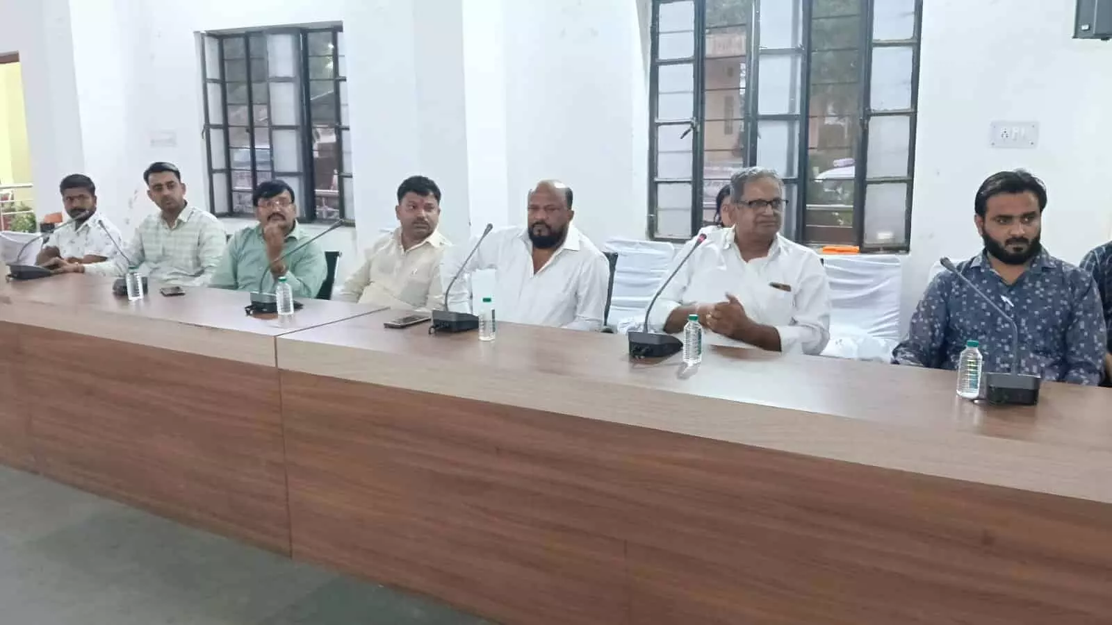 सलूम्बर नगर परिषद सभागार में मेज पर बैठे जनप्रतिनिधि और पार्षद बैठक में भाग लेते हुए। सलूम्बर नगर परिषद सभागार में मेज पर बैठे जनप्रतिनिधि और पार्षद बैठक में भाग लेते हुए।