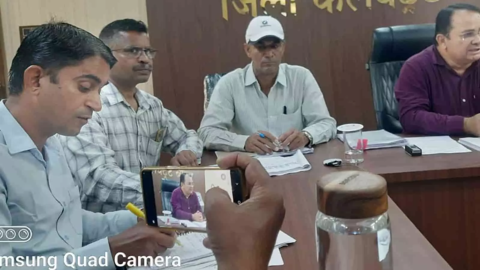 तस्वीर में ब्यावर जिला कलेक्टरेट सभागार में पंचायती राज चुनाव को लेकर प्रेस वार्ता करते अधिकारी दिख रहे हैं। तस्वीर में ब्यावर जिला कलेक्टरेट सभागार में पंचायती राज चुनाव को लेकर प्रेस वार्ता करते अधिकारी दिख रहे हैं।