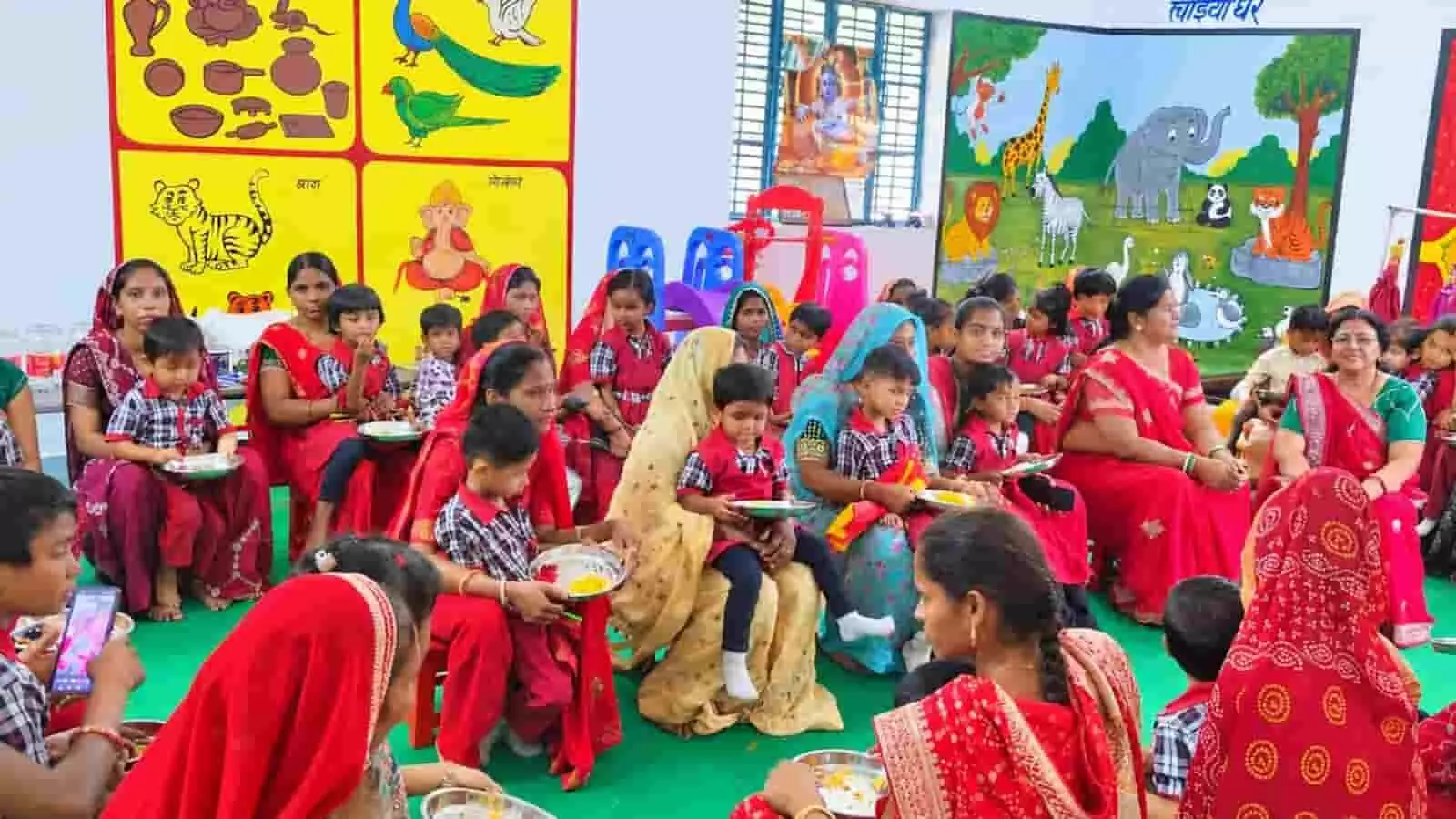 विद्या निकेतन प्राथमिक विद्यालय ऋषभदेव में माताओं के साथ बैठकर पूजन थाली लिए बच्चे। विद्या निकेतन प्राथमिक विद्यालय ऋषभदेव में माताओं के साथ बैठकर पूजन थाली लिए बच्चे।