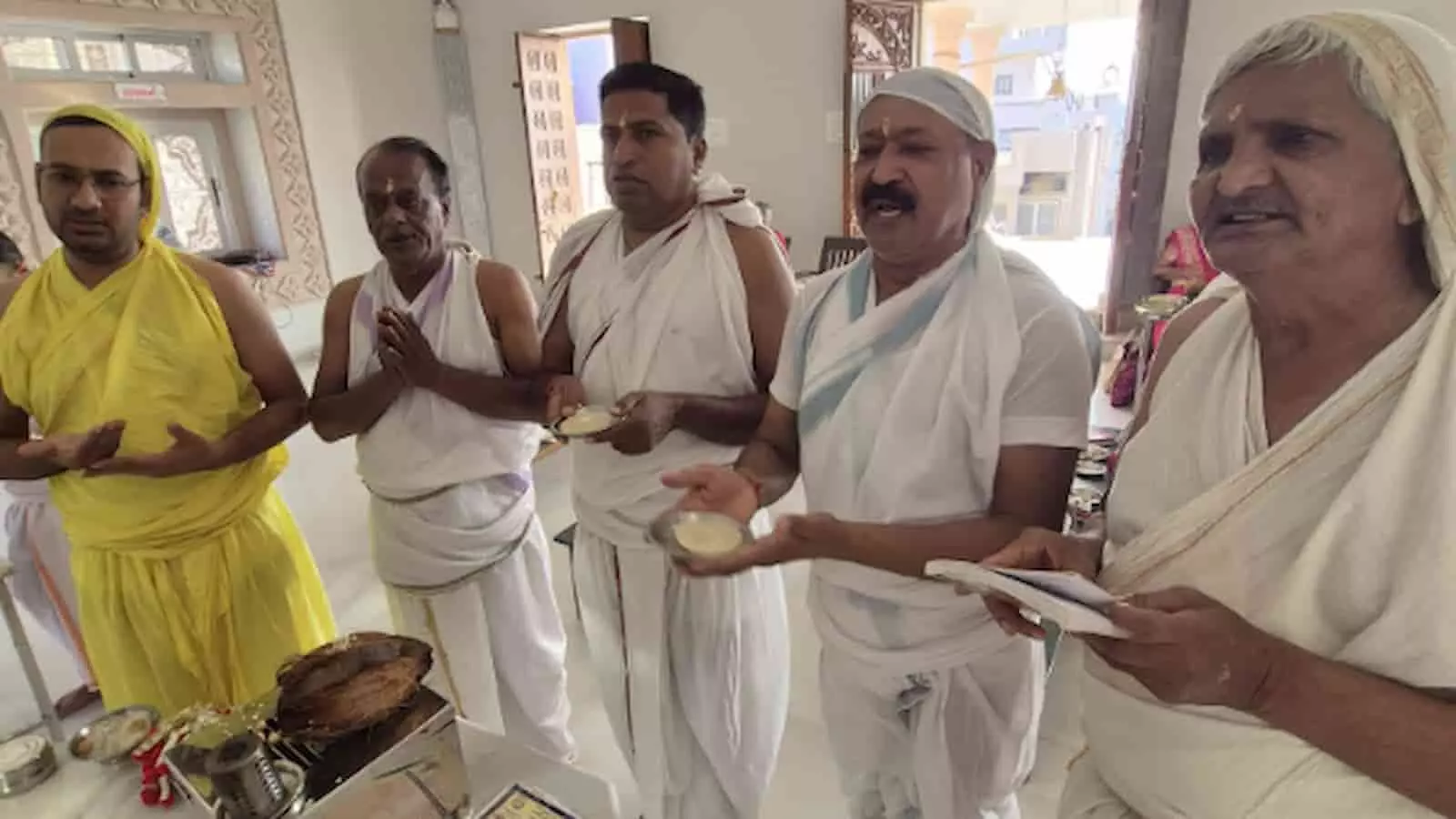 तस्वीर में खेरवाड़ा जैन मंदिर में भगवान शीतलनाथ मोक्ष कल्याणक पर पूजा करते श्रद्धालु दिख रहे हैं। तस्वीर में खेरवाड़ा जैन मंदिर में भगवान शीतलनाथ मोक्ष कल्याणक पर पूजा करते श्रद्धालु दिख रहे हैं।