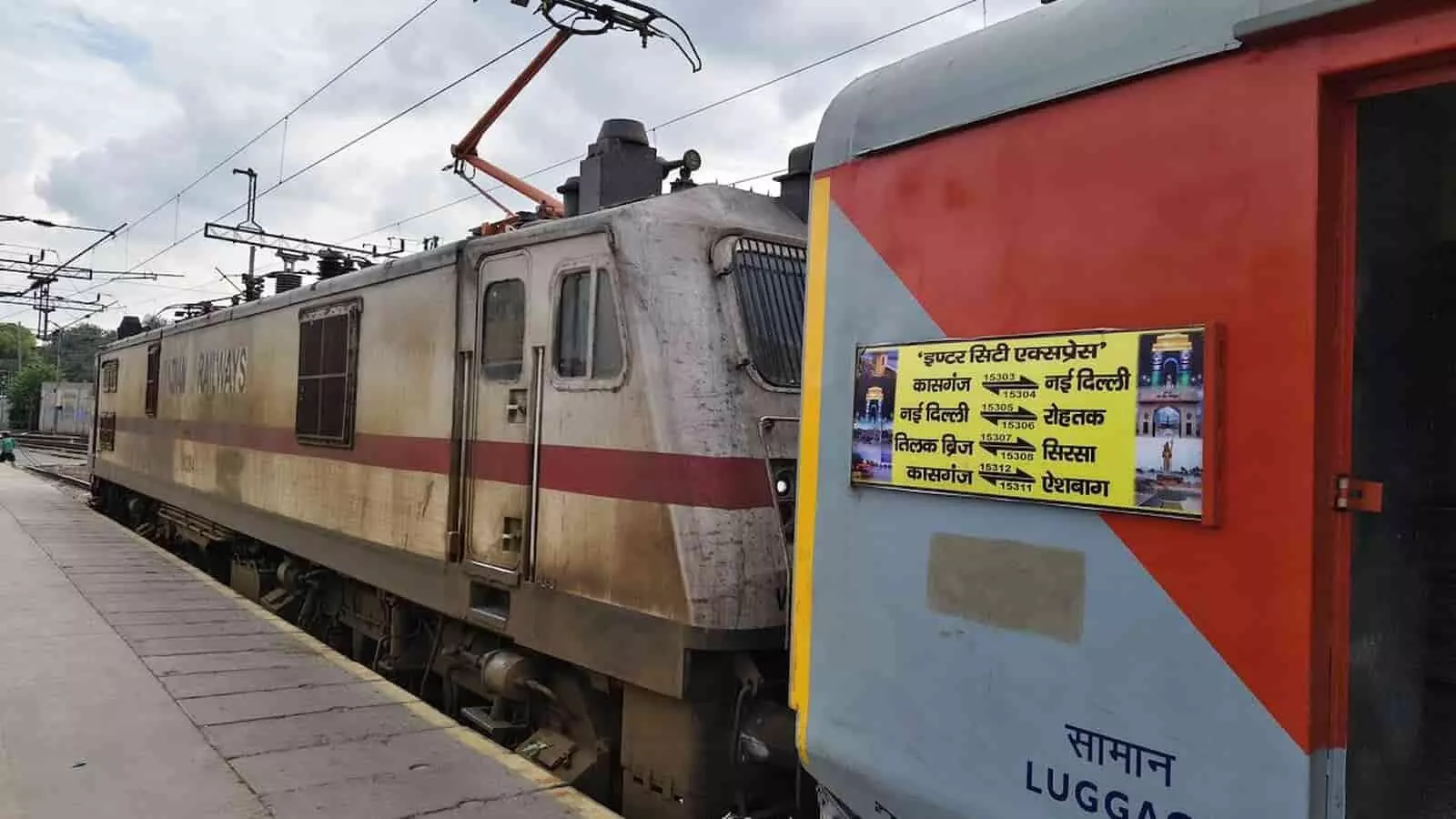 रेलवे स्टेशन प्लेटफॉर्म पर खड़ी उत्तर पश्चिम रेलवे की सिरसा तिलक ब्रिज एक्सप्रेस ट्रेन। रेलवे स्टेशन प्लेटफॉर्म पर खड़ी उत्तर पश्चिम रेलवे की सिरसा तिलक ब्रिज एक्सप्रेस ट्रेन।