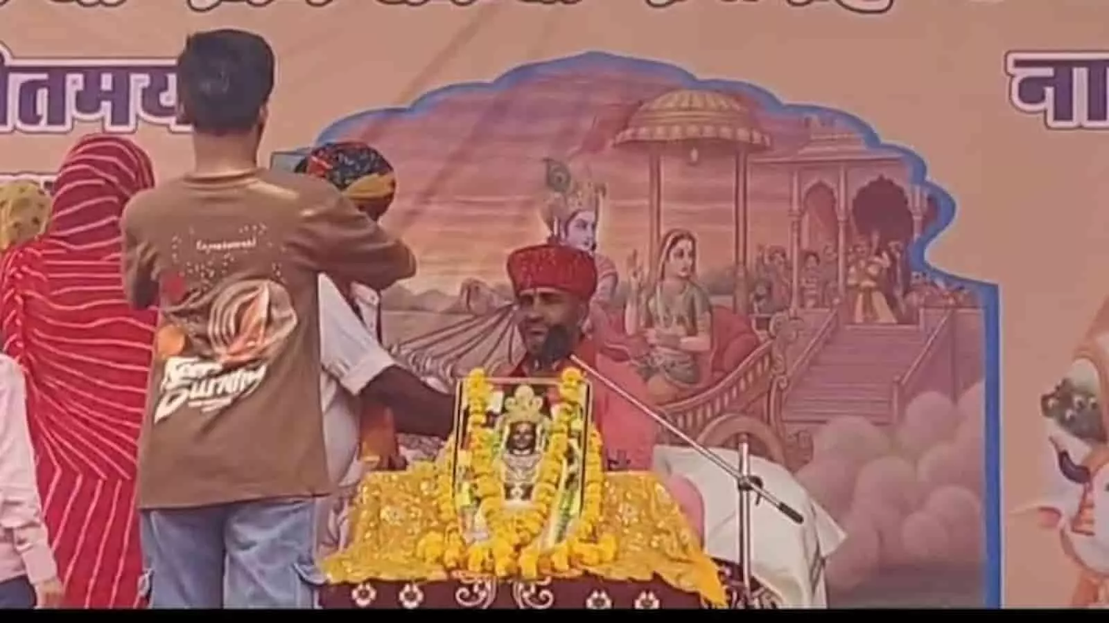 तस्वीर में गंगापुर में आयोजित राम कथा कार्यक्रम में व्यासपीठ पर विराजमान कथावाचक और पास खड़े श्रद्धालु दिखाई दे रहे हैं। तस्वीर में गंगापुर में आयोजित राम कथा कार्यक्रम में व्यासपीठ पर विराजमान कथावाचक और पास खड़े श्रद्धालु दिखाई दे रहे हैं।
