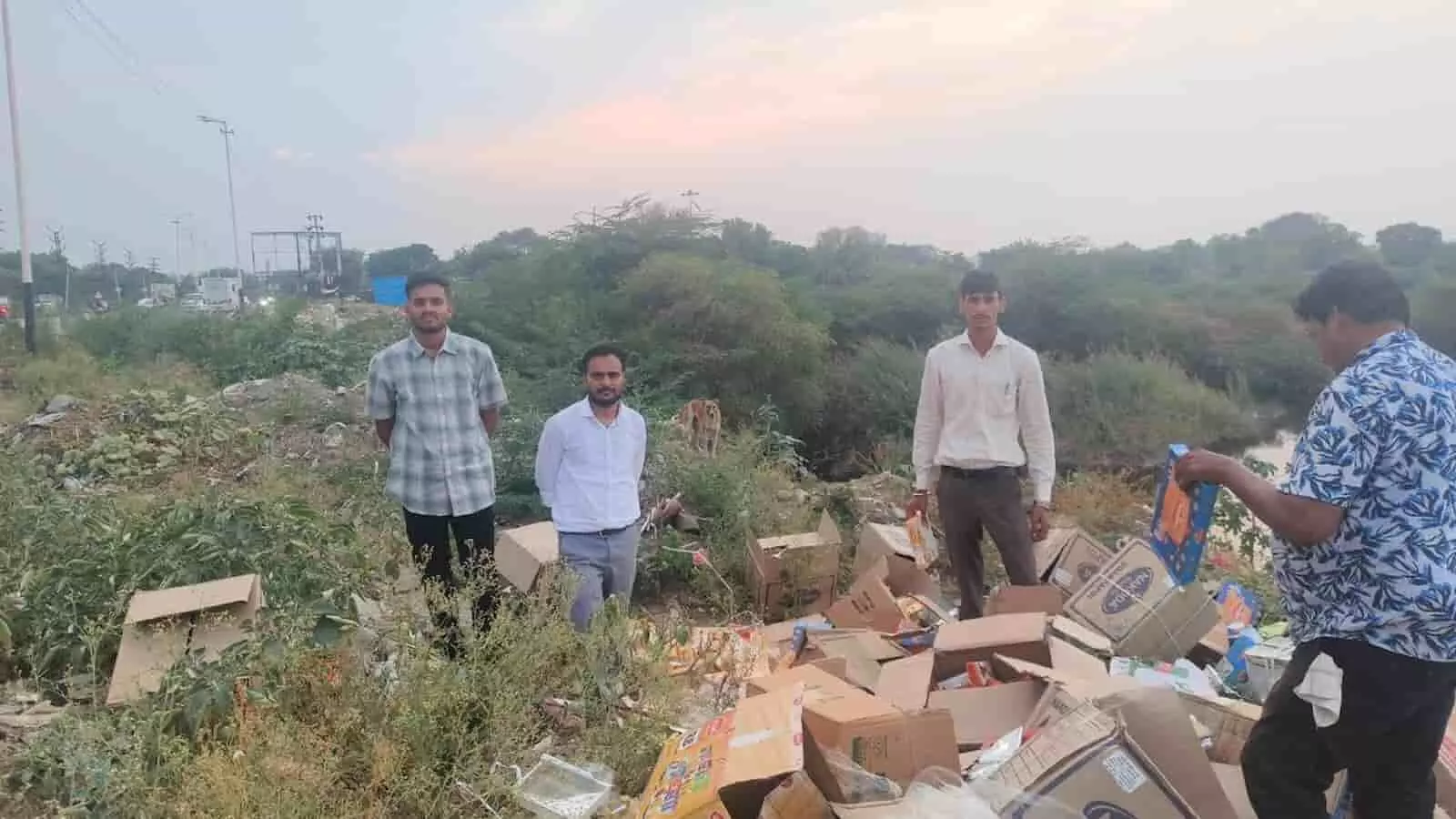तस्वीर में खाद्य सुरक्षा विभाग के अधिकारी खुले स्थान पर अवधिपार खाद्य सामग्री के डिब्बे नष्ट करते हुए दिख रहे हैं। तस्वीर में खाद्य सुरक्षा विभाग के अधिकारी खुले स्थान पर अवधिपार खाद्य सामग्री के डिब्बे नष्ट करते हुए दिख रहे हैं।
