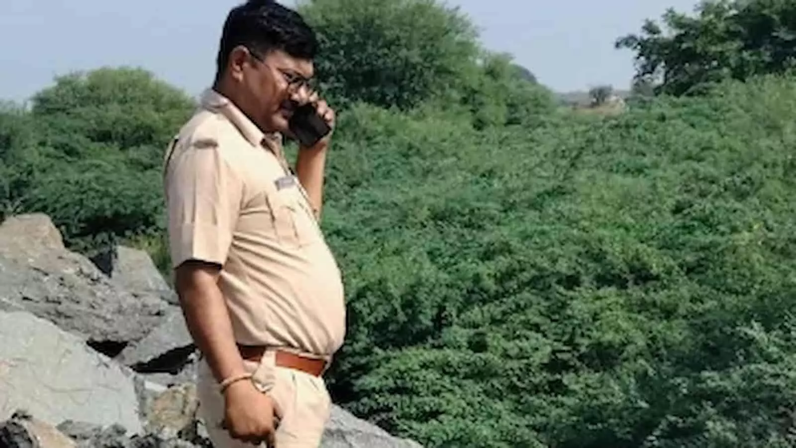 तस्वीर में फोन पर बात करते वन विभाग के अधिकारी भीलवाड़ा के करेड़ा क्षेत्र में मुआयना कर रहे हैं। तस्वीर में फोन पर बात करते वन विभाग के अधिकारी भीलवाड़ा के करेड़ा क्षेत्र में मुआयना कर रहे हैं।