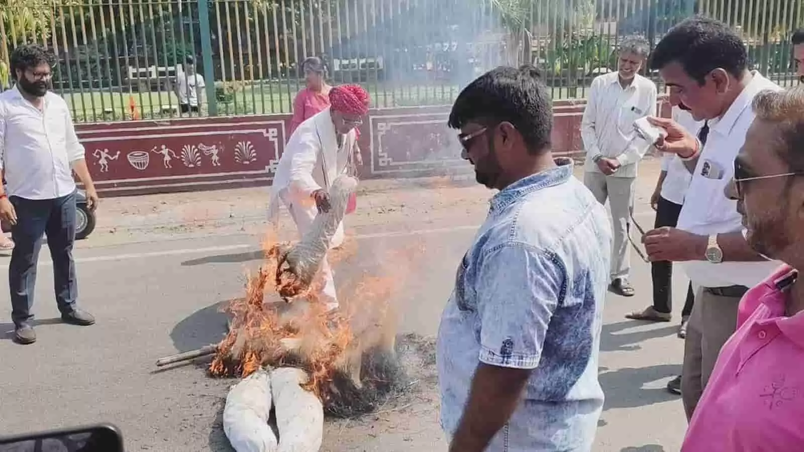 तस्वीर में कांग्रेस कार्यकर्ता भीलवाड़ा में कलेक्ट्रेट के पास पुतला दहन करते हुए दिख रहे हैं तस्वीर में कांग्रेस कार्यकर्ता भीलवाड़ा में कलेक्ट्रेट के पास पुतला दहन करते हुए दिख रहे हैं