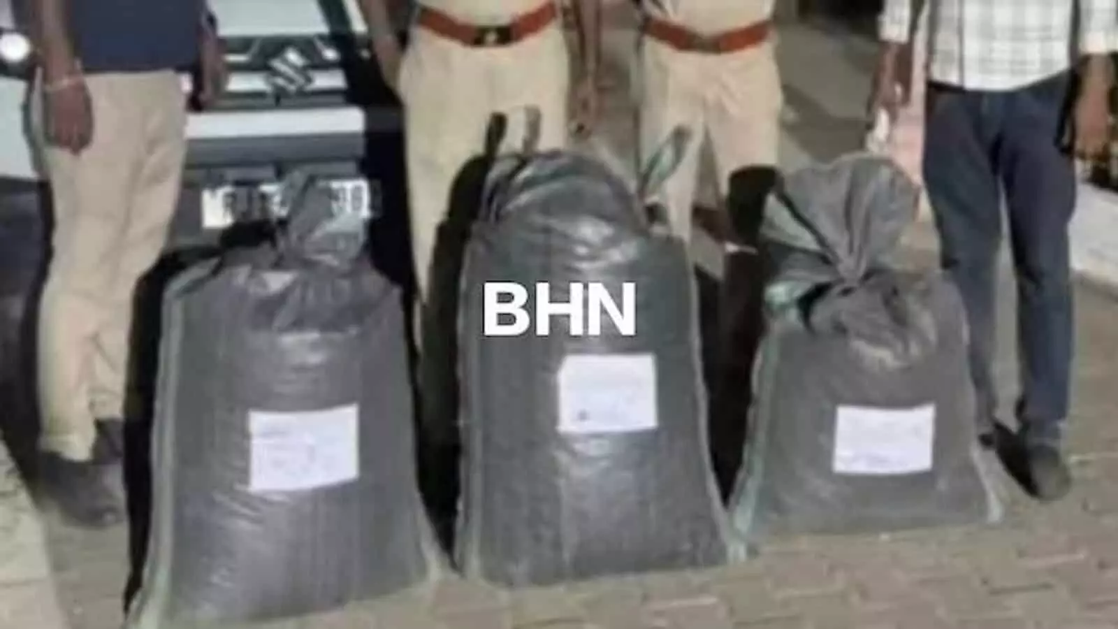 तस्वीर में पुलिसकर्मियों के पास जमीन पर जब्त अवैध डोडा पोस्त के तीन कट्टे रखे दिख रहे हैं। तस्वीर में पुलिसकर्मियों के पास जमीन पर जब्त अवैध डोडा पोस्त के तीन कट्टे रखे दिख रहे हैं।