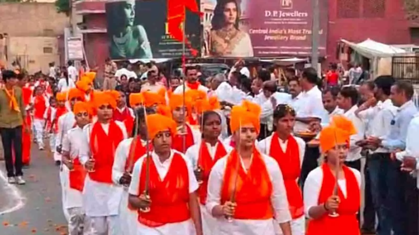 तस्वीर में दुर्गा वाहिनी की कार्यकर्ताएं भगवा ध्वज और तलवार लिए भीलवाड़ा की सड़क पर शौर्य संचलन में कदमताल करती दिख रही हैं। तस्वीर में दुर्गा वाहिनी की कार्यकर्ताएं भगवा ध्वज और तलवार लिए भीलवाड़ा की सड़क पर शौर्य संचलन में कदमताल करती दिख रही हैं।