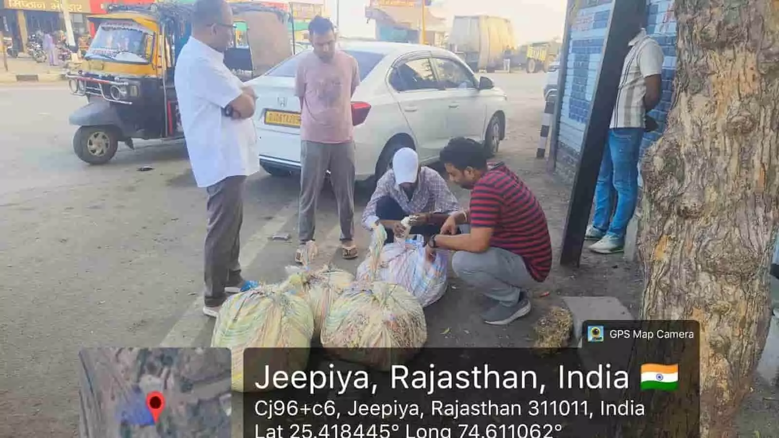 तस्वीर में भीलवाड़ा में खाद्य सुरक्षा विभाग की टीम सड़क किनारे संदिग्ध मावे के गठ्ठरों की जांच करती दिख रही है. तस्वीर में भीलवाड़ा में खाद्य सुरक्षा विभाग की टीम सड़क किनारे संदिग्ध मावे के गठ्ठरों की जांच करती दिख रही है.