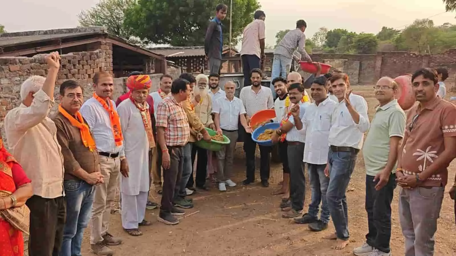 तस्वीर में भीलवाड़ा के विधायक अशोक कोठारी और अन्य लोग गौशाला परिसर में गौसेवा करते हुए। तस्वीर में भीलवाड़ा के विधायक अशोक कोठारी और अन्य लोग गौशाला परिसर में गौसेवा करते हुए।