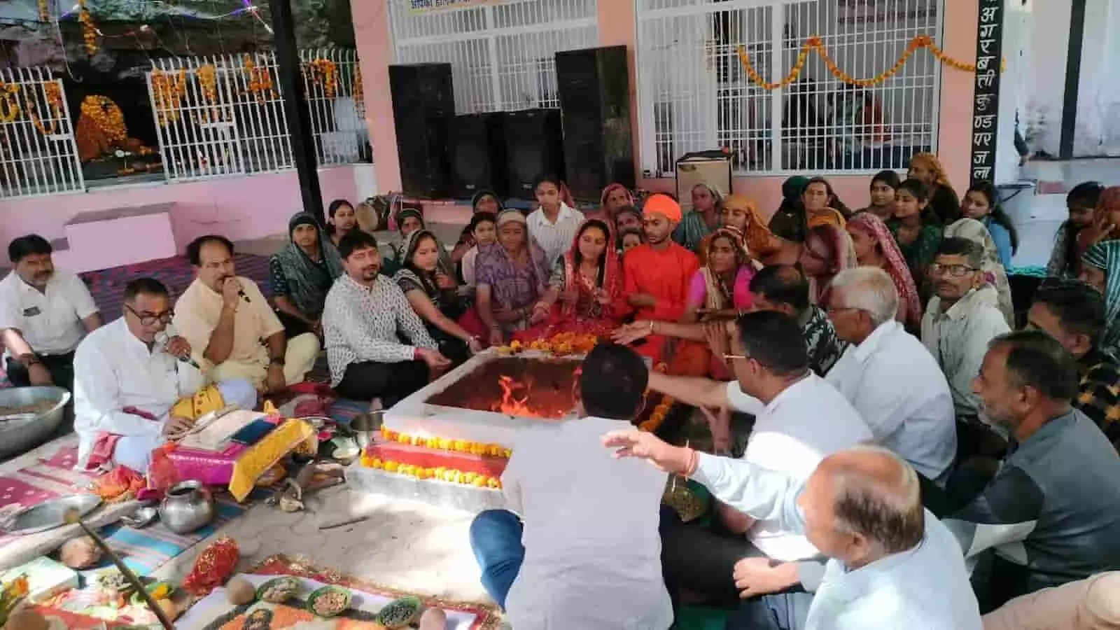 तस्वीर में बायड़ी गांव के मां खडक्वा धाम में महानवमी पर हवन करते श्रद्धालु दिखाई दे रहे हैं। तस्वीर में बायड़ी गांव के मां खडक्वा धाम में महानवमी पर हवन करते श्रद्धालु दिखाई दे रहे हैं।