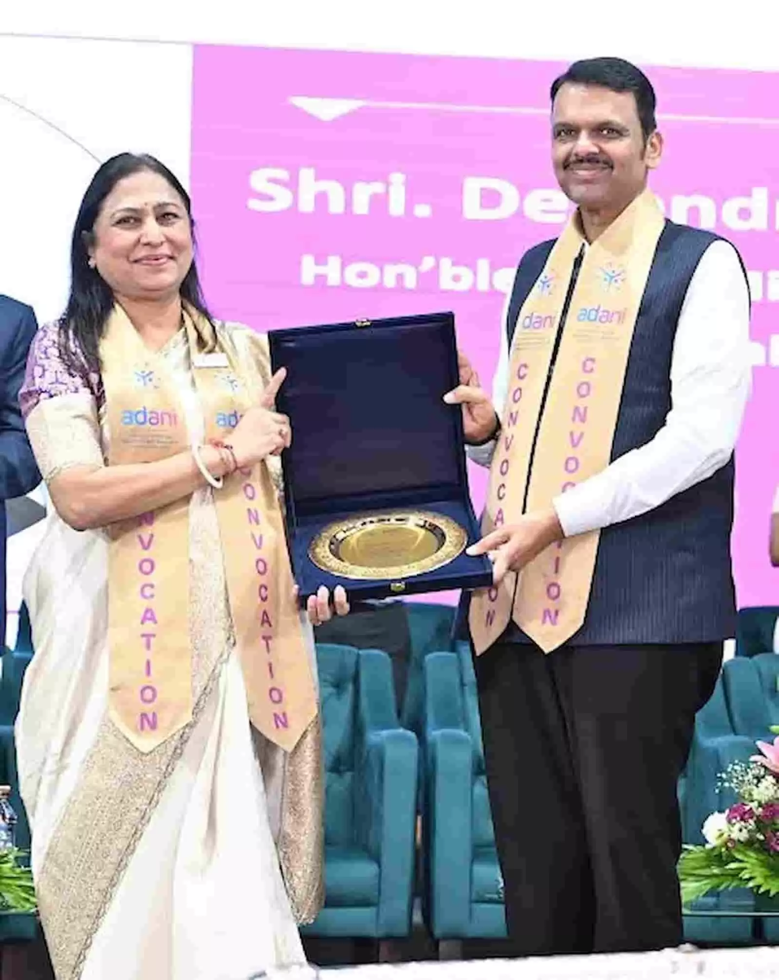 तस्वीर में डॉ. प्रीति अदाणी और मुख्यमंत्री देवेंद्र फडणवीस वर्धा में मानद उपाधि लेते हुए दिख रहे हैं। तस्वीर में डॉ. प्रीति अदाणी और मुख्यमंत्री देवेंद्र फडणवीस वर्धा में मानद उपाधि लेते हुए दिख रहे हैं।