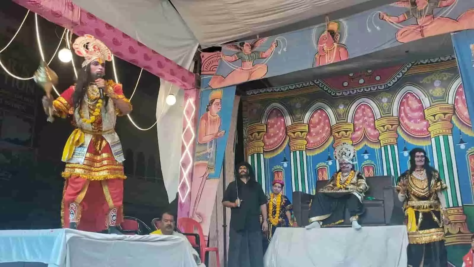 तस्वीर में डीग रामलीला मंच पर अंगद और रावण का अभिनय करते कलाकार दिख रहे हैं। तस्वीर में डीग रामलीला मंच पर अंगद और रावण का अभिनय करते कलाकार दिख रहे हैं।