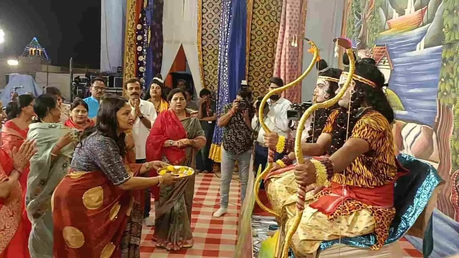 तस्वीर में कोटा के श्रीराम रंगमंच पर राष्ट्रीय दशहरा मेले के दौरान मानस पूजन करतीं महापौर और अन्य लोग। तस्वीर में कोटा के श्रीराम रंगमंच पर राष्ट्रीय दशहरा मेले के दौरान मानस पूजन करतीं महापौर और अन्य लोग।