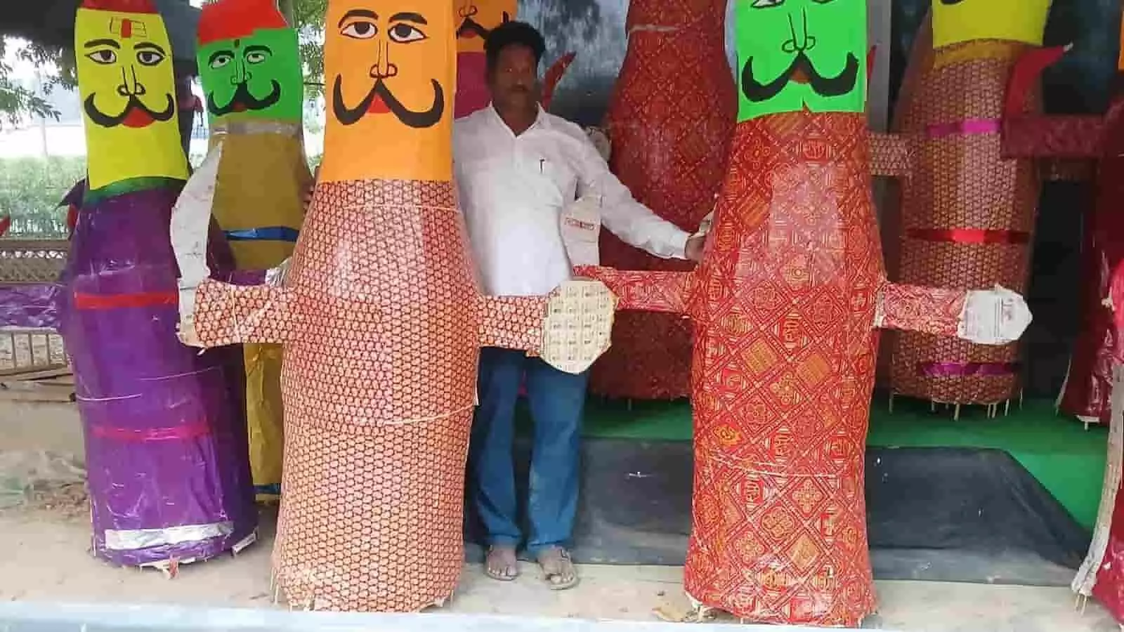 तस्वीर में कोटा में नि:शुल्क वितरण के लिए रखे इको फ्रेंडली रावण के पुतले दिख रहे हैं। तस्वीर में कोटा में नि:शुल्क वितरण के लिए रखे इको फ्रेंडली रावण के पुतले दिख रहे हैं।