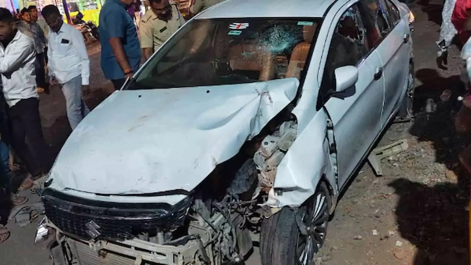 तस्वीर में नाशिक के नांदुरी में सड़क हादसे के बाद क्षतिग्रस्त हुई सफेद रंग की कार दिख रही है। तस्वीर में नाशिक के नांदुरी में सड़क हादसे के बाद क्षतिग्रस्त हुई सफेद रंग की कार दिख रही है।