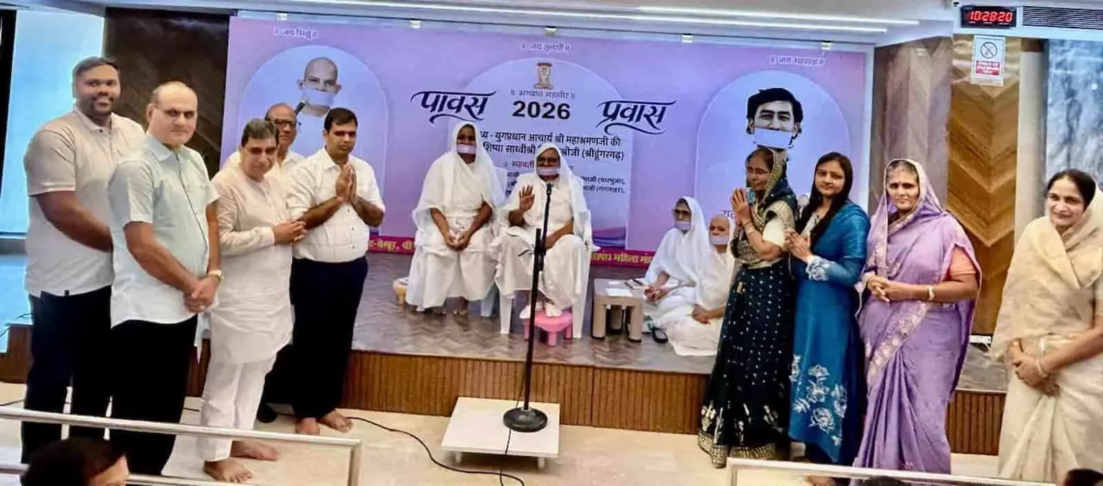 तस्वीर में मुंबई के भवन में नवरात्रि अनुष्ठान के दौरान साध्वियों के समक्ष हाथ जोड़े खड़े श्रद्धालु दिख रहे हैं। तस्वीर में मुंबई के भवन में नवरात्रि अनुष्ठान के दौरान साध्वियों के समक्ष हाथ जोड़े खड़े श्रद्धालु दिख रहे हैं।