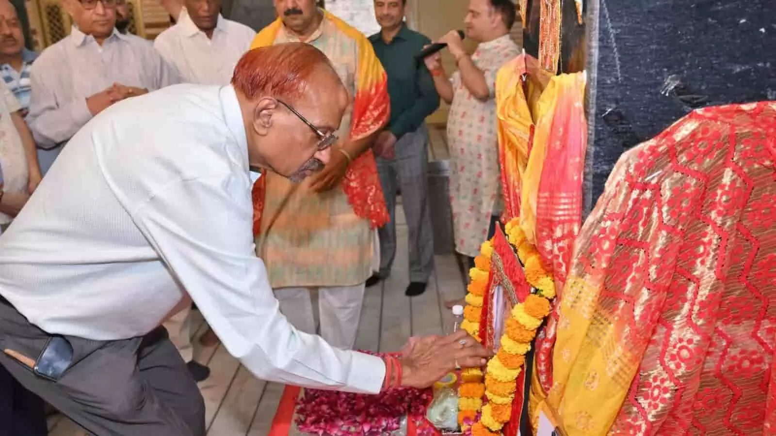 तस्वीर में पचीसिया परिवार के सदस्य नोहर में मां भगवती की पूजा-अर्चना करते हुए दिख रहे हैं। तस्वीर में पचीसिया परिवार के सदस्य नोहर में मां भगवती की पूजा-अर्चना करते हुए दिख रहे हैं।