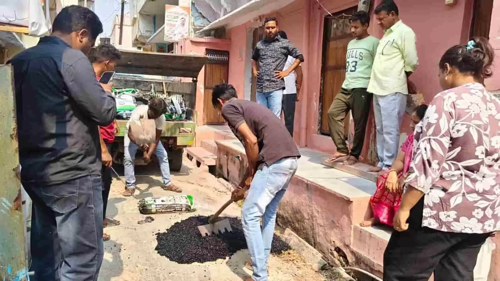 तस्वीर में रायपुर के मेडतवाल मोहल्ले की गली में नगर पालिका कर्मी गड्ढों की भराई करते दिख रहे हैं। तस्वीर में रायपुर के मेडतवाल मोहल्ले की गली में नगर पालिका कर्मी गड्ढों की भराई करते दिख रहे हैं।