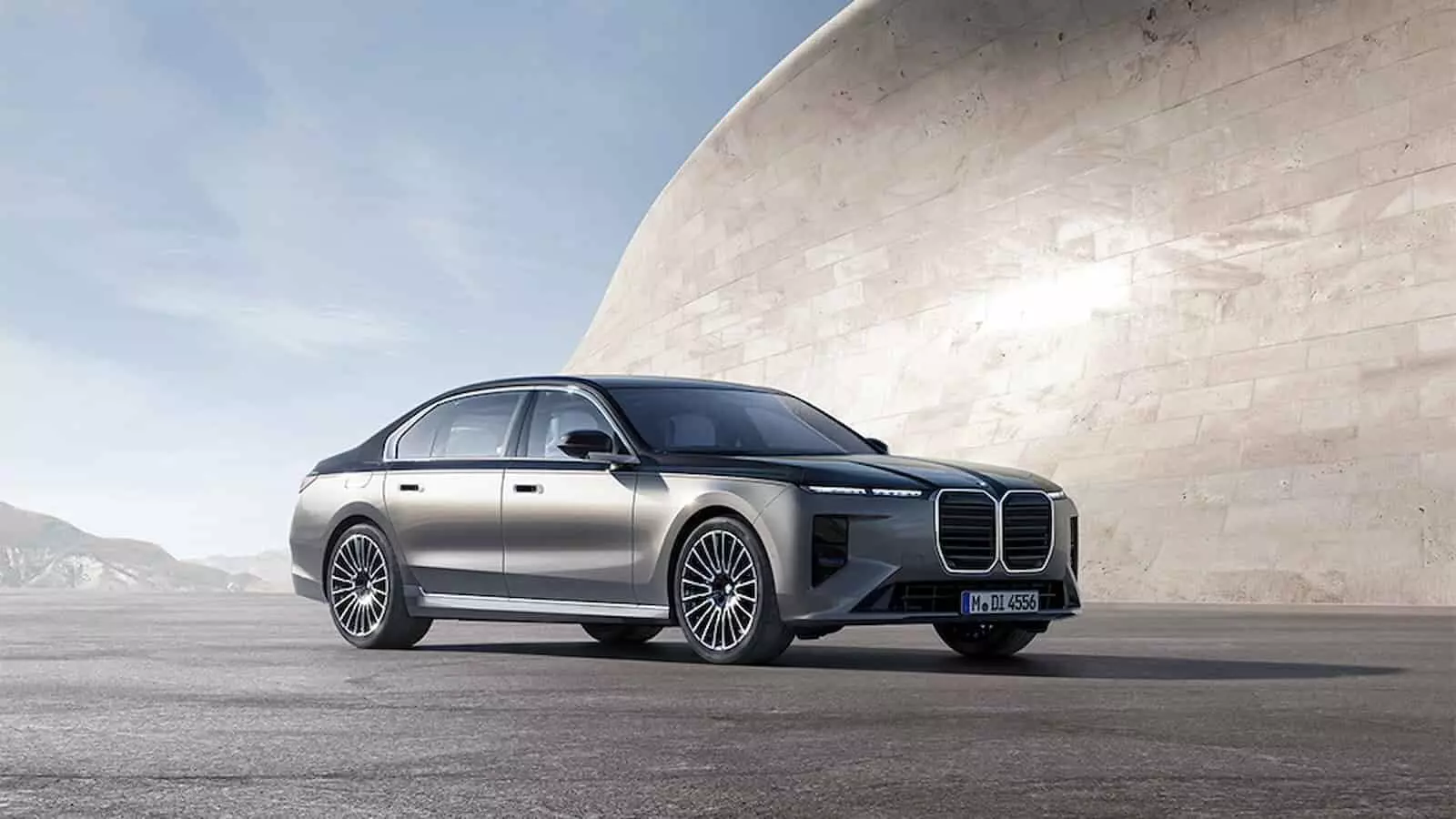 तस्वीर में सिंगापुर में पेश की गई नई BMW 7 सीरीज सेडान कार दिखाई दे रही है। तस्वीर में सिंगापुर में पेश की गई नई BMW 7 सीरीज सेडान कार दिखाई दे रही है।