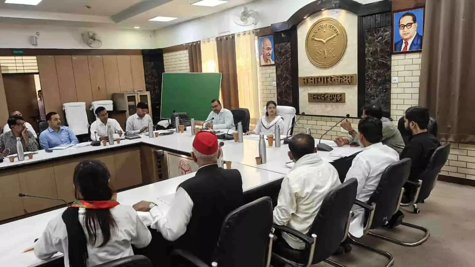 तस्वीर में हापुड़ कलेक्ट्रेट सभागार में अधिकारियों के साथ मतदेय स्थलों के पुनर्गठन पर समीक्षा बैठक करतीं जिलाधिकारी। तस्वीर में हापुड़ कलेक्ट्रेट सभागार में अधिकारियों के साथ मतदेय स्थलों के पुनर्गठन पर समीक्षा बैठक करतीं जिलाधिकारी।
