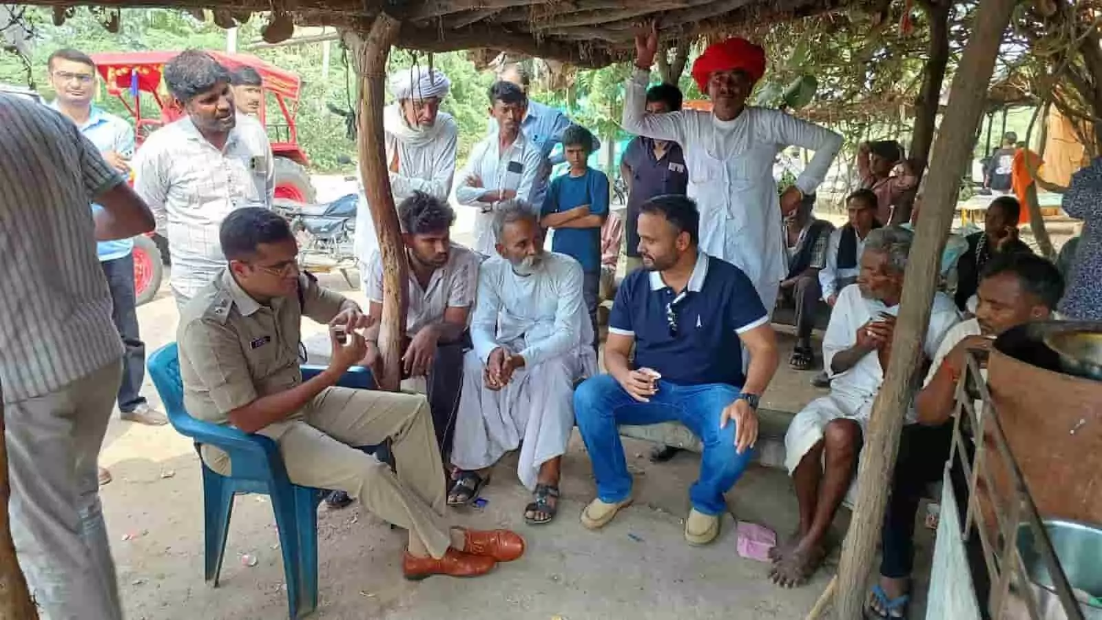तस्वीर में सिरोही के जिला कलेक्टर और एसपी ईसरा गांव की चाय थड़ी पर ग्रामीणों के साथ बैठे हैं। तस्वीर में सिरोही के जिला कलेक्टर और एसपी ईसरा गांव की चाय थड़ी पर ग्रामीणों के साथ बैठे हैं।