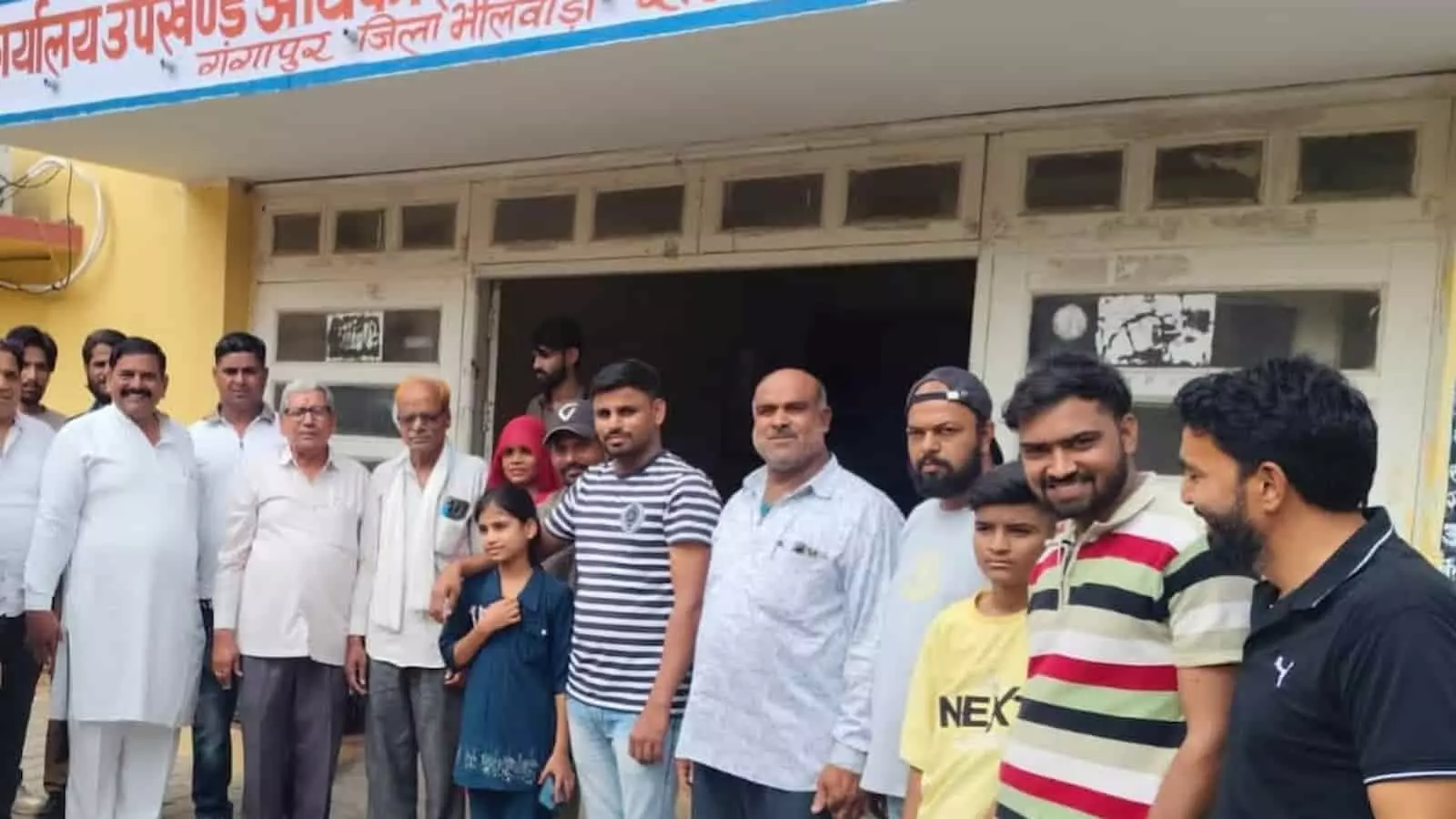 तस्वीर में गंगापुर उपखंड कार्यालय के बाहर खड़े प्रत्याशी और राजनीतिक दलों के समर्थक नजर आ रहे हैं। तस्वीर में गंगापुर उपखंड कार्यालय के बाहर खड़े प्रत्याशी और राजनीतिक दलों के समर्थक नजर आ रहे हैं।