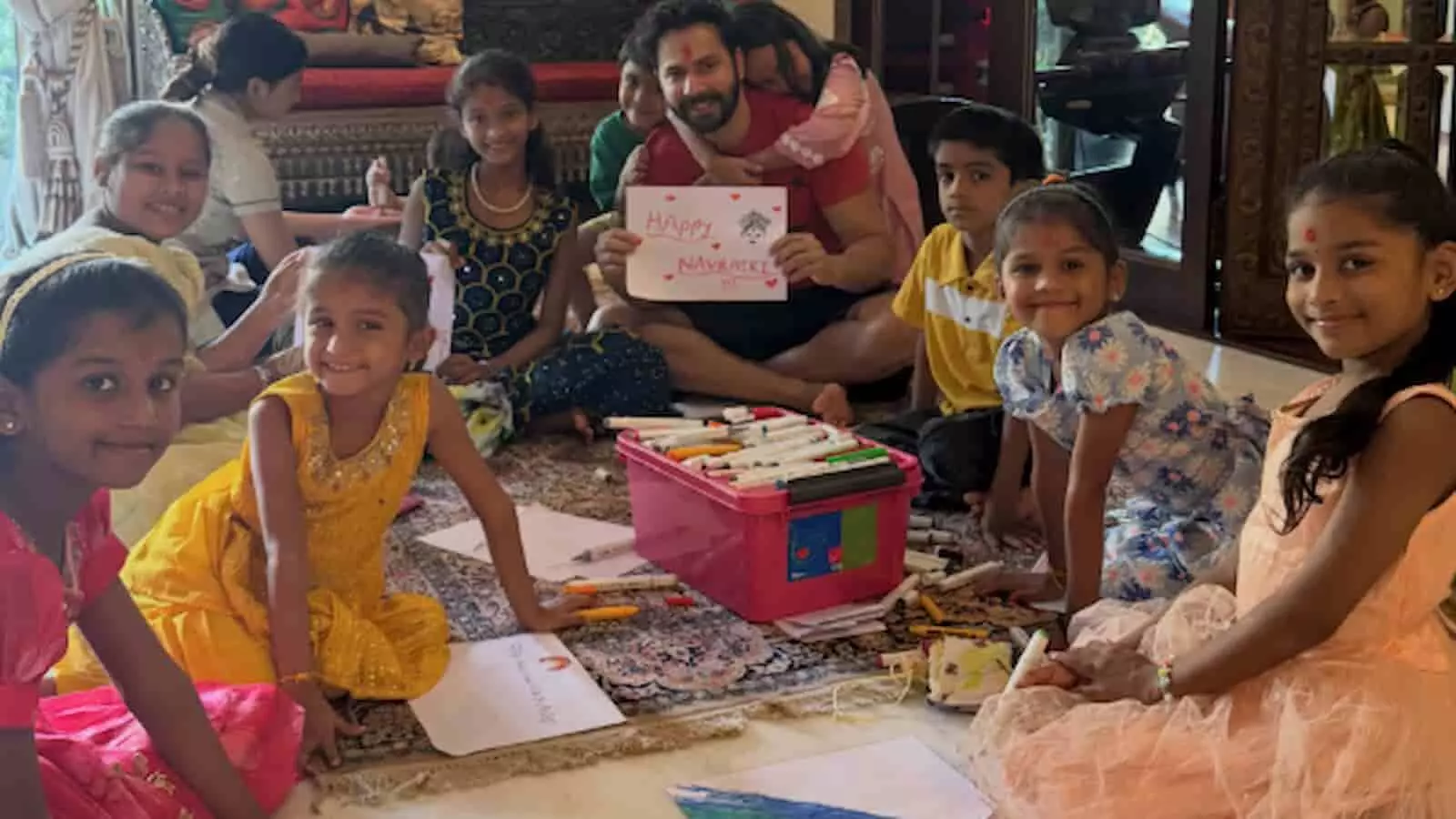 तस्वीर में वरुण धवन नवरात्रि के अवसर पर अपने घर में बच्चों के साथ कन्या पूजन कर रहे हैं। तस्वीर में वरुण धवन नवरात्रि के अवसर पर अपने घर में बच्चों के साथ कन्या पूजन कर रहे हैं।