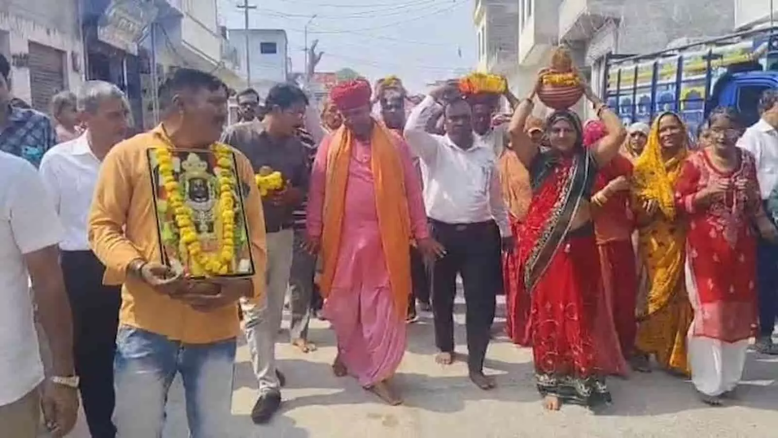 तस्वीर में गंगापुर में रामकथा की पूर्णाहुति के अवसर पर शोभायात्रा में शामिल श्रद्धालु दिख रहे हैं। तस्वीर में गंगापुर में रामकथा की पूर्णाहुति के अवसर पर शोभायात्रा में शामिल श्रद्धालु दिख रहे हैं।