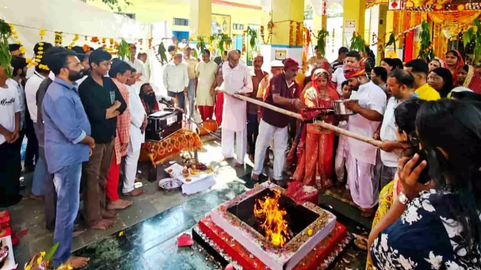 तस्वीर में श्रद्धालु खेरवाड़ा के मंदिर परिसर में महानवमी यज्ञ में आहुतियां अर्पित कर रहे हैं। तस्वीर में श्रद्धालु खेरवाड़ा के मंदिर परिसर में महानवमी यज्ञ में आहुतियां अर्पित कर रहे हैं।