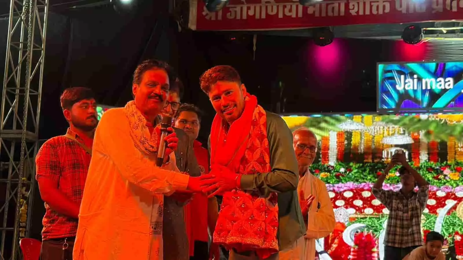 तस्वीर में जोगणियां माता शक्तिपीठ के मंच पर संस्थान अध्यक्ष सत्यनारायण जोशी चित्तौड़गढ़ में अतिथि का स्वागत करते दिख रहे हैं। तस्वीर में जोगणियां माता शक्तिपीठ के मंच पर संस्थान अध्यक्ष सत्यनारायण जोशी चित्तौड़गढ़ में अतिथि का स्वागत करते दिख रहे हैं।