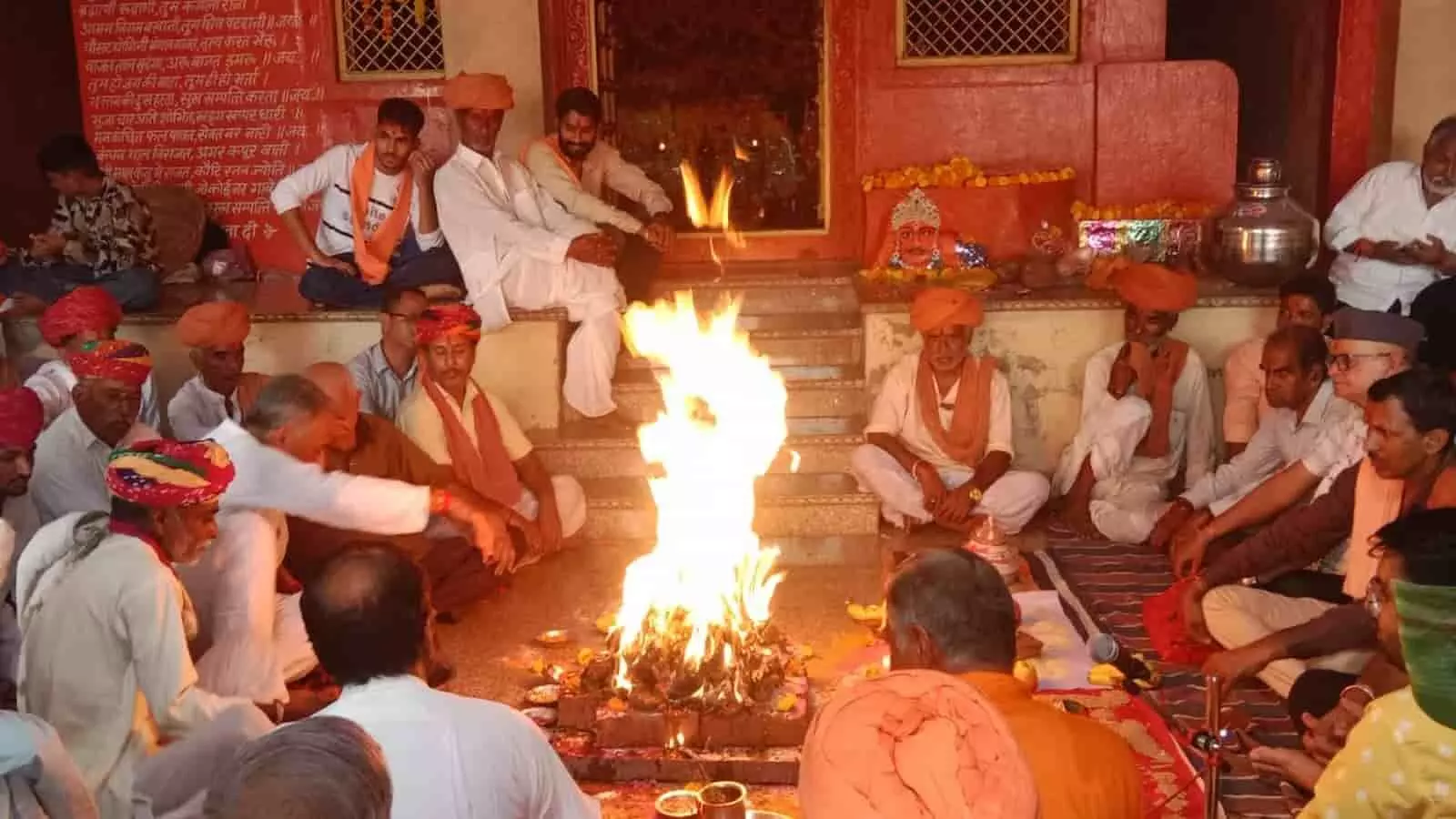 तस्वीर में आकोला के शोभावती माता मंदिर परिसर में दुर्गाष्टमी के मौके पर हवन-यज्ञ करते हुए श्रद्धालु नजर आ रहे हैं. तस्वीर में आकोला के शोभावती माता मंदिर परिसर में दुर्गाष्टमी के मौके पर हवन-यज्ञ करते हुए श्रद्धालु नजर आ रहे हैं.