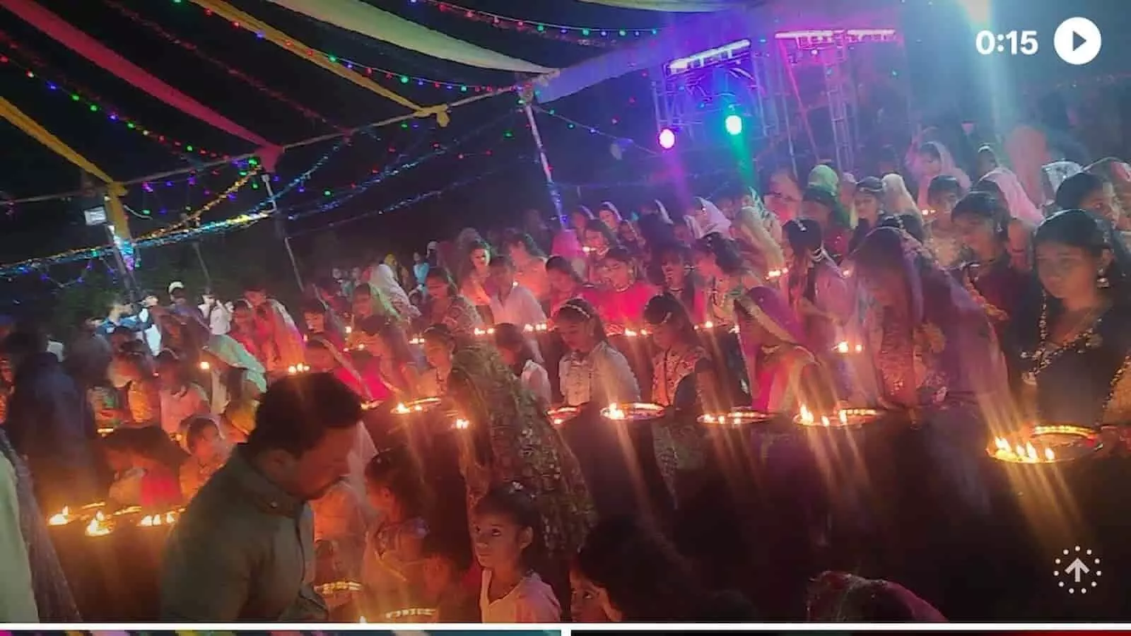तस्वीर में भाटकी में नवरात्र महाष्टमी पर पूजा की थाली हाथ में लेकर महाआरती करते श्रद्धालु दिख रहे हैं। तस्वीर में भाटकी में नवरात्र महाष्टमी पर पूजा की थाली हाथ में लेकर महाआरती करते श्रद्धालु दिख रहे हैं।