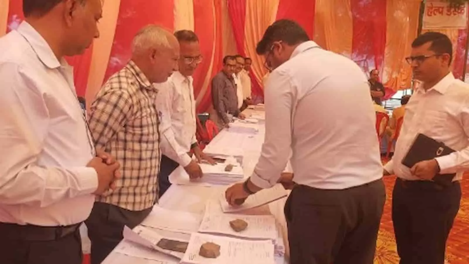 तस्वीर में डीग में पंचायतीराज चुनाव के दौरान नामांकन पत्रों का निरीक्षण करते निर्वाचन अधिकारी। तस्वीर में डीग में पंचायतीराज चुनाव के दौरान नामांकन पत्रों का निरीक्षण करते निर्वाचन अधिकारी।