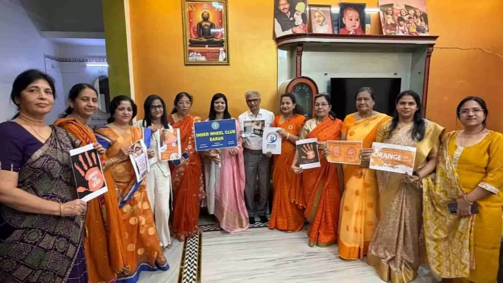 तस्वीर में इनरव्हील क्लब बारां की सदस्य बैठक के दौरान पोस्टर और बैनर हाथ में लिए नजर आ रही हैं। तस्वीर में इनरव्हील क्लब बारां की सदस्य बैठक के दौरान पोस्टर और बैनर हाथ में लिए नजर आ रही हैं।
