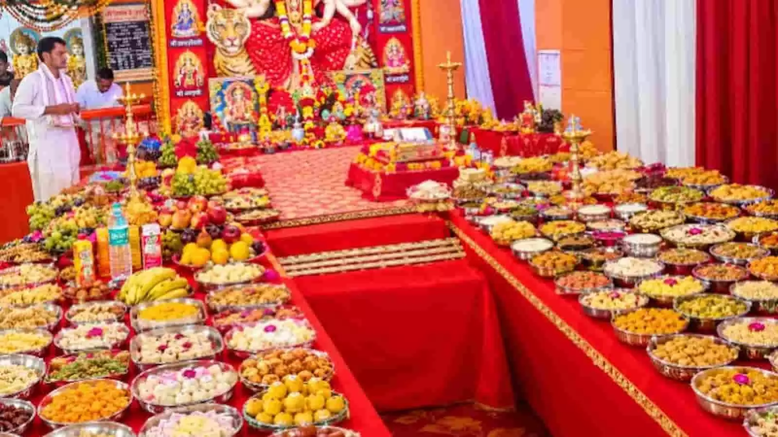 तस्वीर में सीताराम मंदिर परिसर में मां दुर्गा की मूर्ति के सामने सजाया गया छप्पन भोग दिख रहा है। तस्वीर में सीताराम मंदिर परिसर में मां दुर्गा की मूर्ति के सामने सजाया गया छप्पन भोग दिख रहा है।