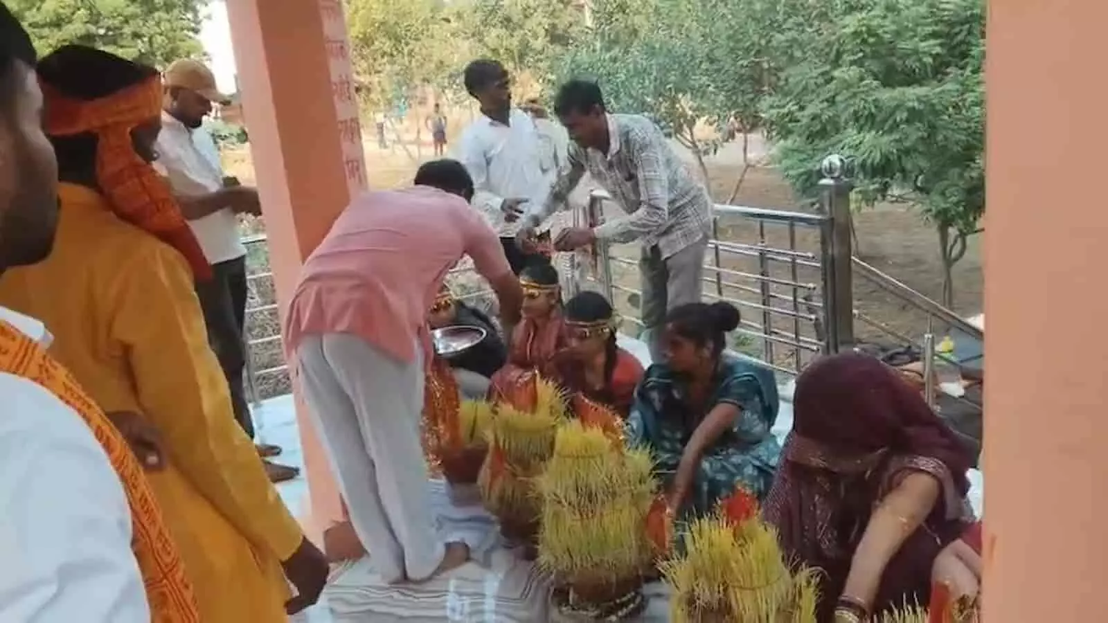 तस्वीर में कानपुर देहात के अमराहट मंदिर परिसर में जवारे के साथ कन्या पूजन करते श्रद्धालु दिख रहे हैं। तस्वीर में कानपुर देहात के अमराहट मंदिर परिसर में जवारे के साथ कन्या पूजन करते श्रद्धालु दिख रहे हैं।