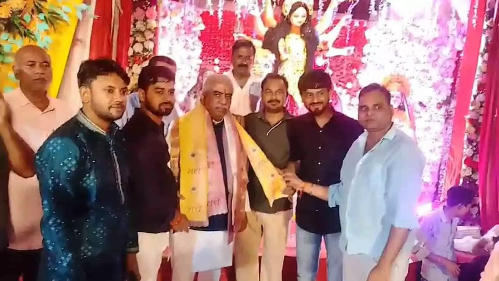 कानपुर देहात में मंदिर परिसर के नव दुर्गा जागरण में मंत्री राकेश सचान का स्वागत करते आयोजक। कानपुर देहात में मंदिर परिसर के नव दुर्गा जागरण में मंत्री राकेश सचान का स्वागत करते आयोजक।