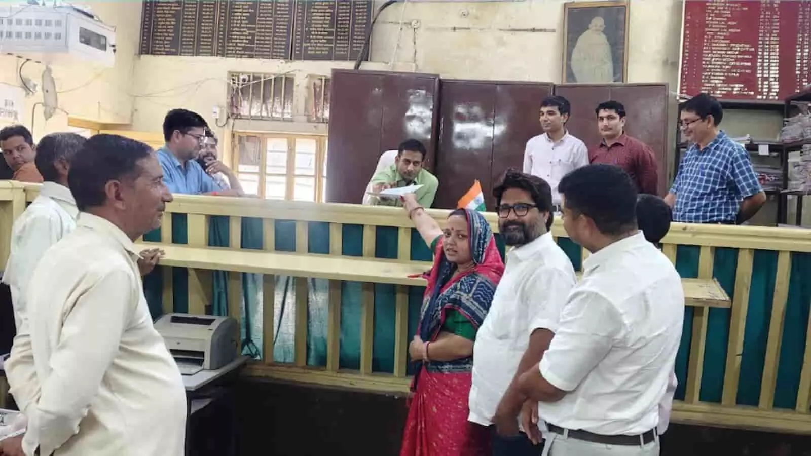 तस्वीर में पूर्व महापौर सुमन कोली भरतपुर में जिला परिषद चुनाव के लिए एडीएम सिटी के समक्ष आवेदन प्रस्तुत करती नजर आ रही हैं। तस्वीर में पूर्व महापौर सुमन कोली भरतपुर में जिला परिषद चुनाव के लिए एडीएम सिटी के समक्ष आवेदन प्रस्तुत करती नजर आ रही हैं।
